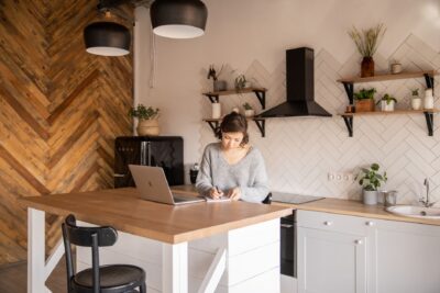 Concevoir sa cuisine en ligne puis l&rsquo;acheter sans vendeur : ce que change l&rsquo;arrivée des configurateurs